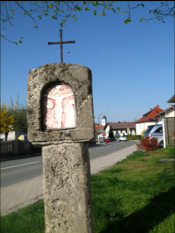 Rott Martlsäule an Straße nach Lamperting