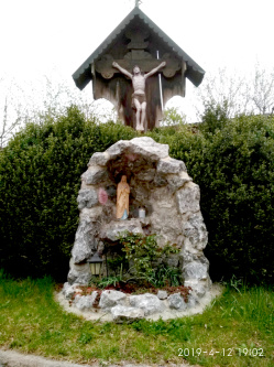 Lourdesgrotte mit Kreuz in Ostermünchen-Berg